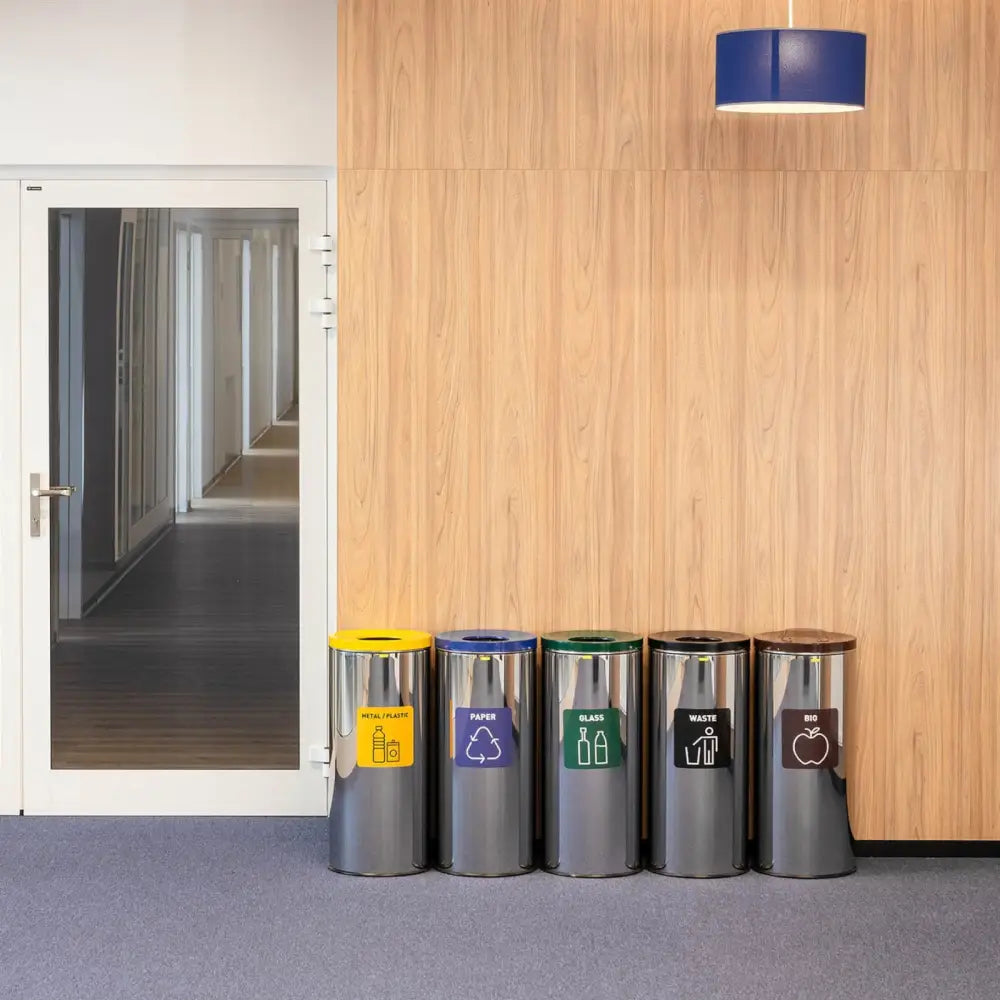 Sølv avfallssorteringsboks 45 L, frontvisning med fargede lokk i kontormiljø foran trefarget vegg.