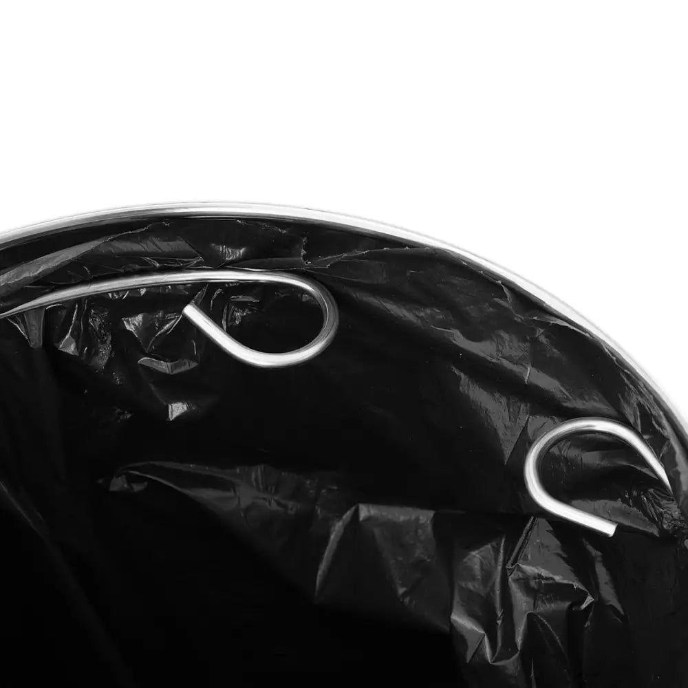 Sølv avfallssorteringsboks 45 L, nærbilde av innsiden med svart pose og metallkroker som holder posen.