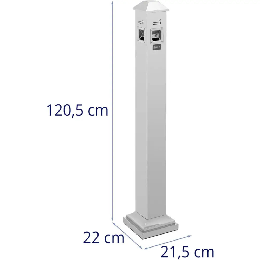 Sølvfarget stående askebeger i metall, sett skrått forfra med synlige innkaståpninger og mål.