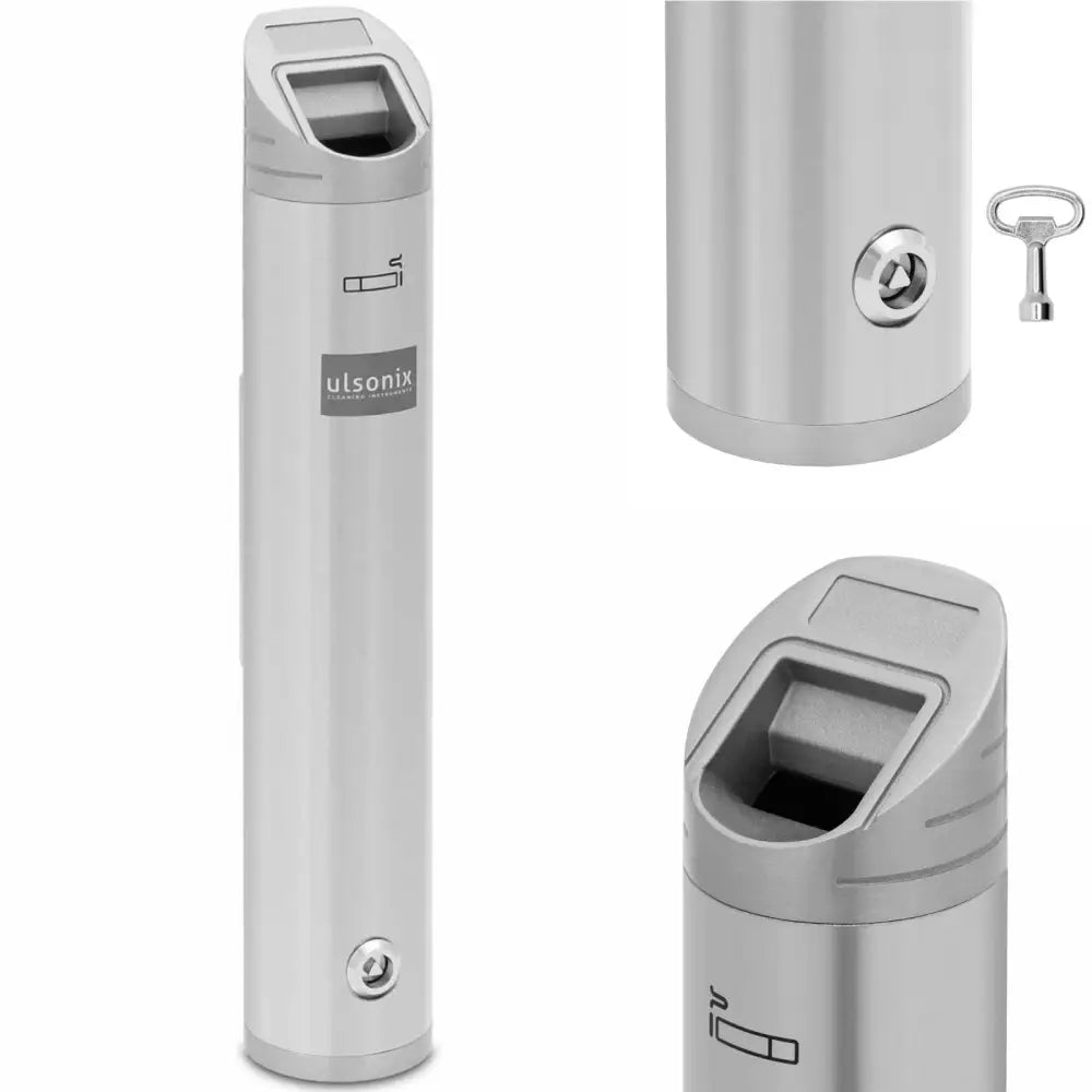 Sølv utendørs muraske, sylinderformet med låsbar avfallsåpning og detalj av medfølgende nøkkel.