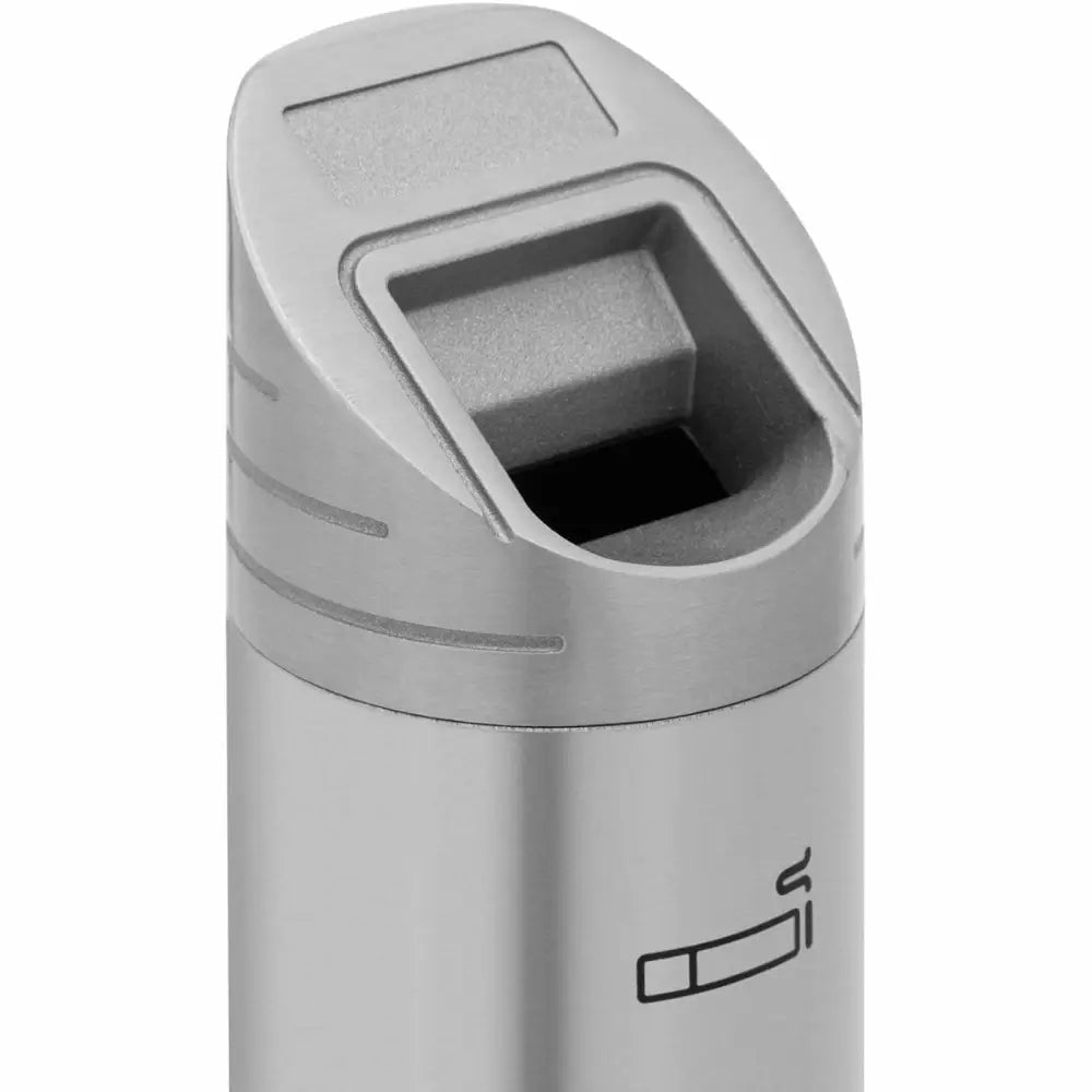 Sølv utendørs muraske, nærbilde av rektangulær åpning og gravert sigarettsymbol på matt metall.