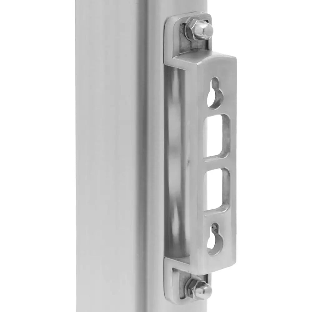 Sølv muraske, nærbilde av rustfritt metallbeslag med åpninger og bolter, montert vertikalt.