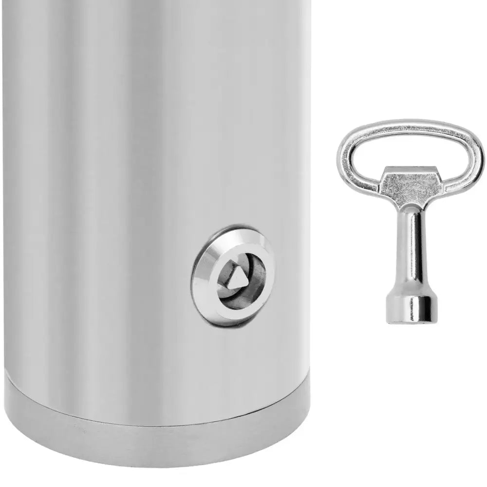 Sølv utendørs muraske, nærbilde som viser børstet metall, liten nøkkellås og separat metallnøkkel.