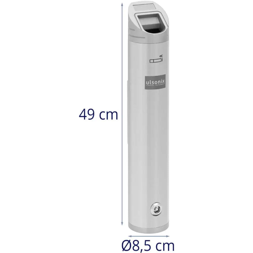 Sølv utendørs muraske, sylinderformet med lås nederst, innkast øverst og synlige mål på beholderen.