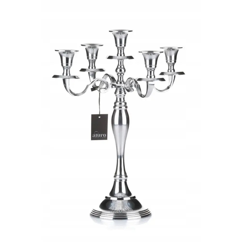 Sølvlyssestake Tozzi femarmet, elegant metall med hengende etikett på venstre arm, sett forfra.