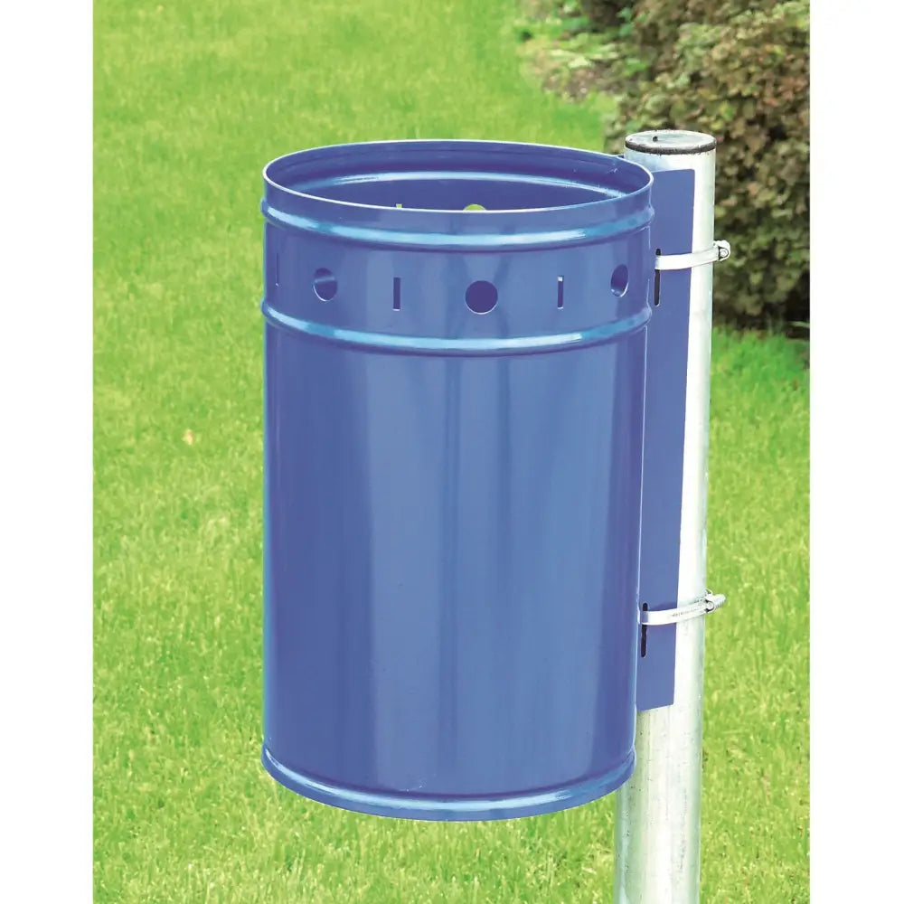 Søppelbøtte av stål 20L i blått, sidevisning montert på stolpe med hullmønster og gress bak.