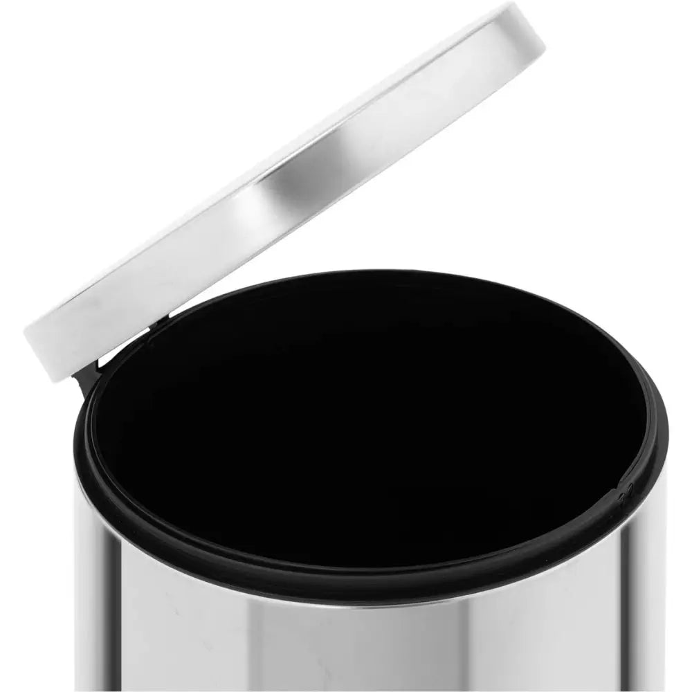 Søppelbøtte for bad i rustfritt stål, lokket åpent og svart innside synlig fra skrå vinkel.