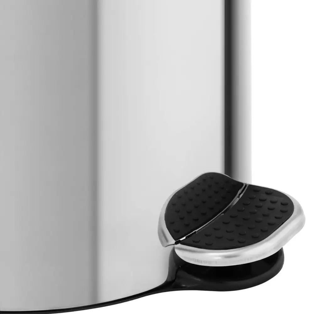 Søppelbøtte for bad, nærbilde av sort gummipedal med ståldetaljer nederst på sylindrisk stålbeholder.