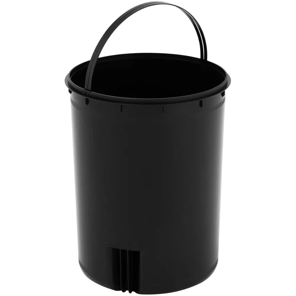 Søppelbøtte for bad, svart plastinnsats med avrundet hank og diskrete riller nederst, skrå vinkel.