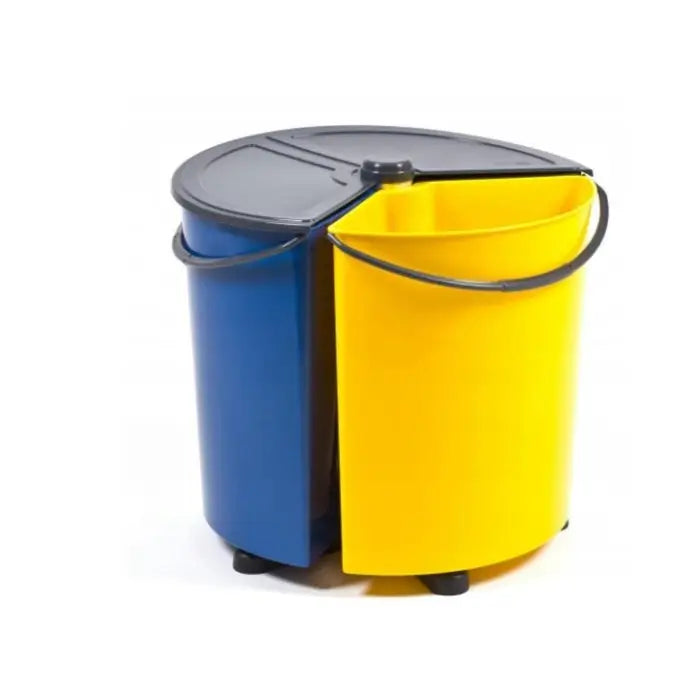 Søppelbøtte for kildesortering under vask, blå og gul beholder med sort lokk og bærehåndtak.