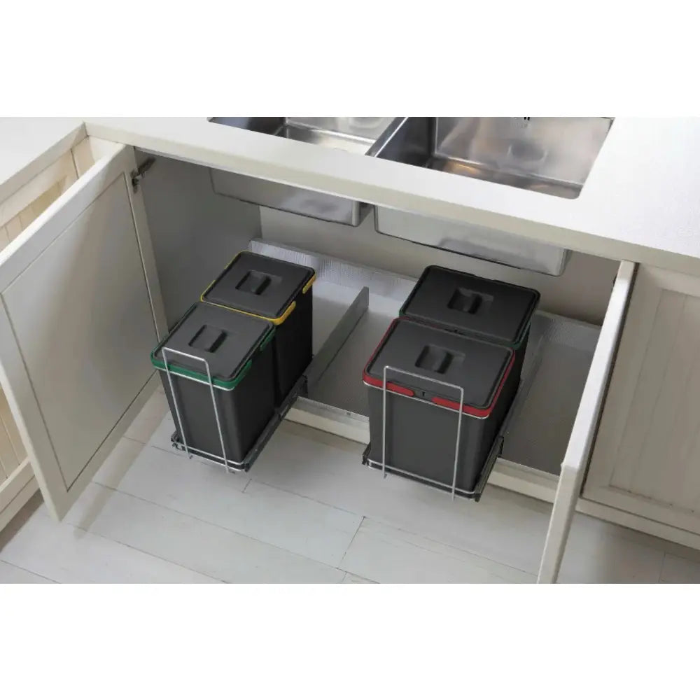 Søppelbøtte for sortering, fire 8L bøtter med fargede lokkekanter på uttrekkbart stativ under benk.