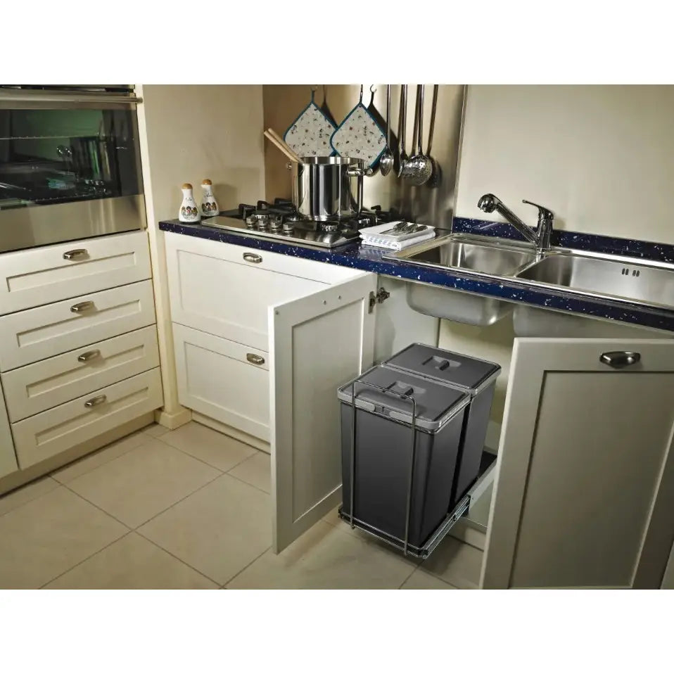 Søppelbøtte for sortering med fire grå beholdere på uttrekksskinner i kjøkkenskap under vasken.