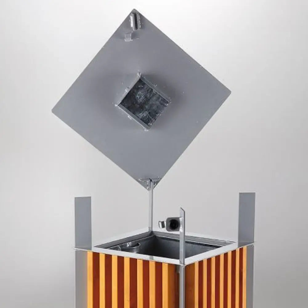 Søppelbøtte med askebeger, lokket åpent, viser innvendig metallinnsats og robuste hengsler i detalj.