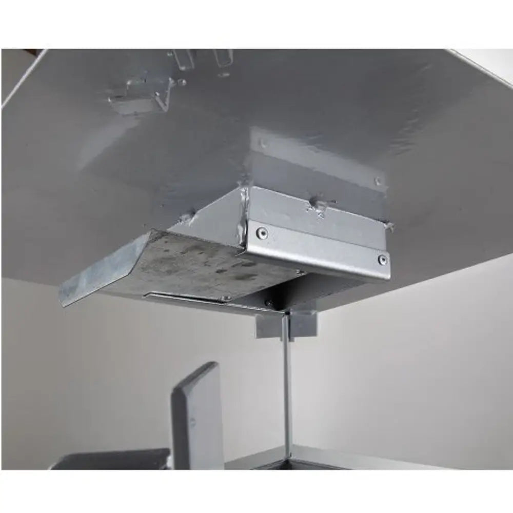 Søppelbøtte med askebeger, detaljert nærbilde av grå metallmekanisme med spak og skruefester.