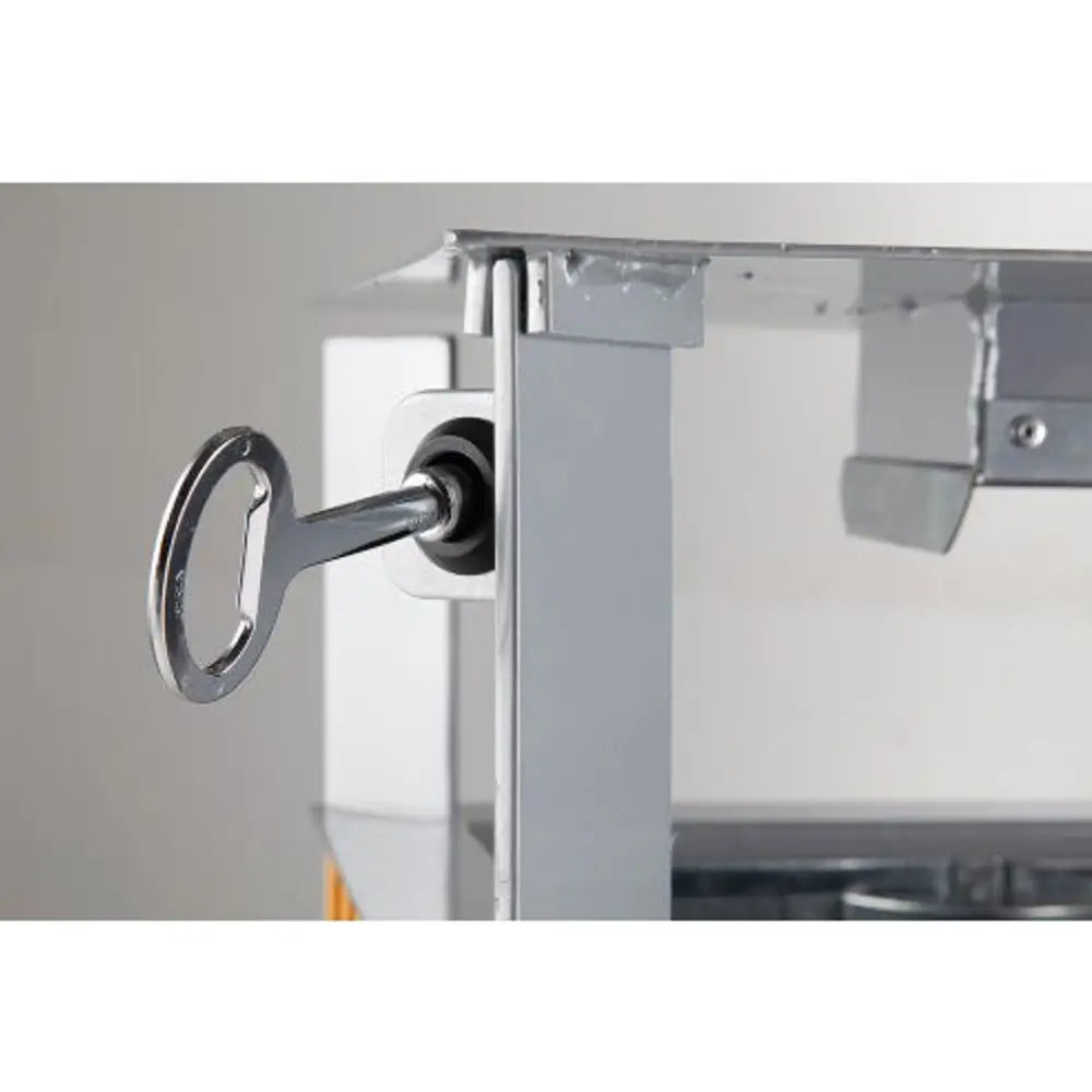 Nærbilde av låsemekanismen på søppelbøtte med askebeger, fokus på nøkkel og metallkant.