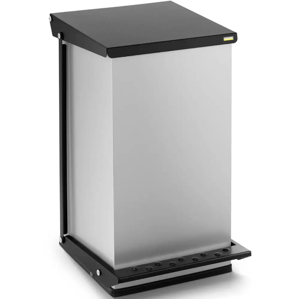 Søppelbøtte med fotåpning i stål, skrå vinkel som viser matt overflate og tydelig fotpedal foran.