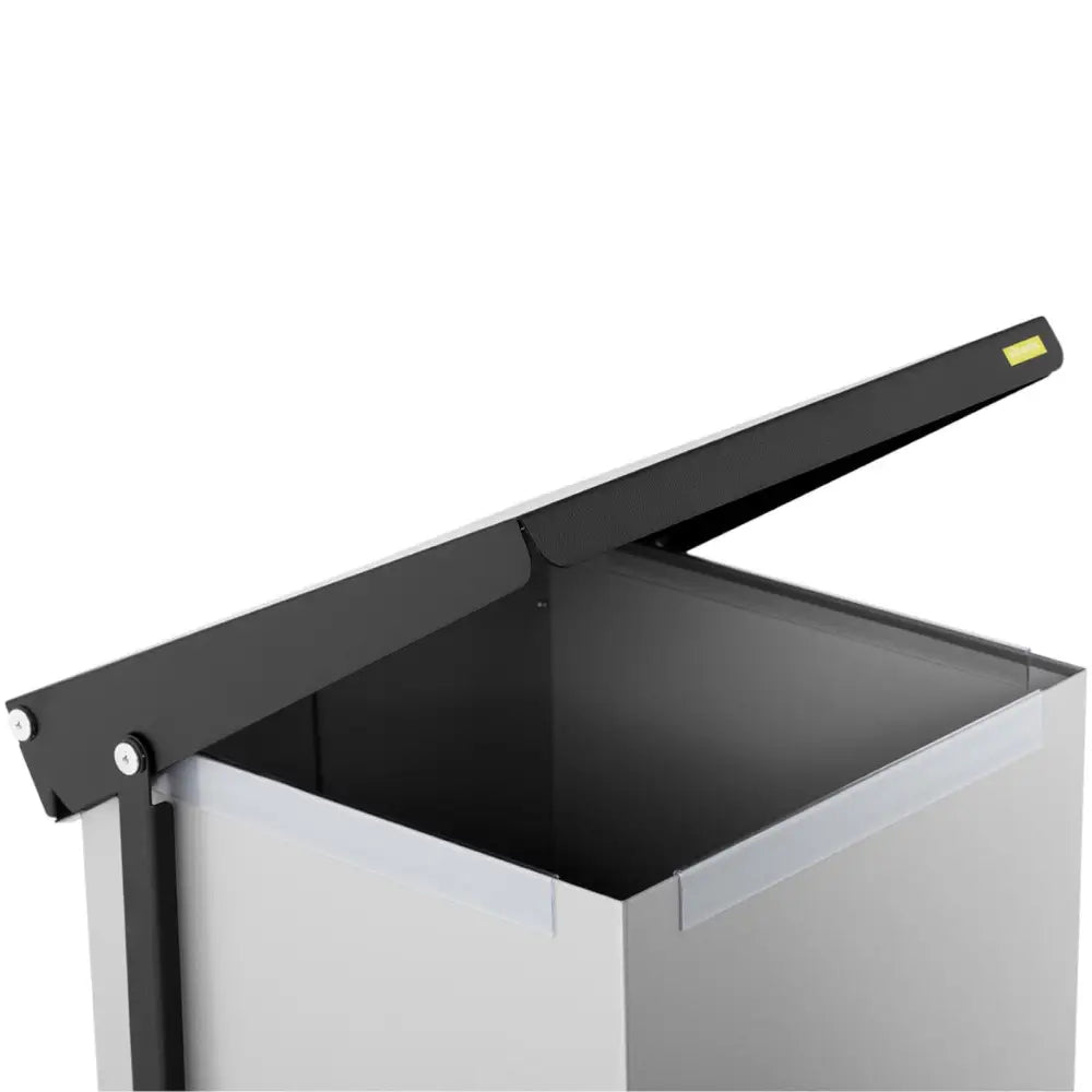 Søppelbøtte med fotåpning i stål, 50 liter, sett fra siden med åpent sort lokk og rette linjer.