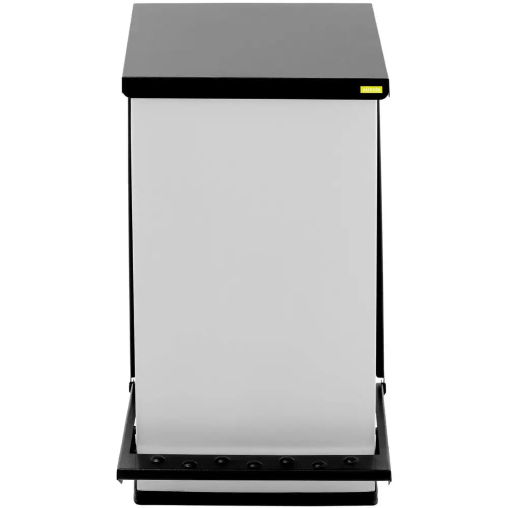 Søppelbøtte med fotåpning i stål, frontvisning med sort lokk, pedal og synlig gul etikett øverst til høyre.