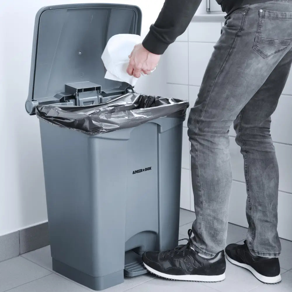 Søppelbøtte med pedal 87L, sidevisning med åpent lokk mens papir kastes og pose er festet langs kanten.