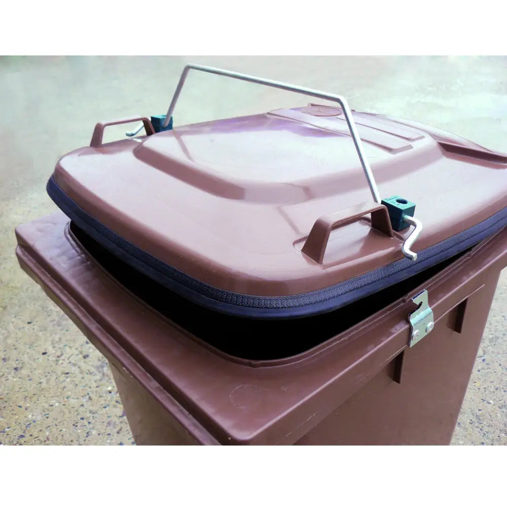 Søppelbøtte med tett lokk GASTRO, brun 120L, detaljert visning av lokkets tetningslist og låsebeslag utendørs.