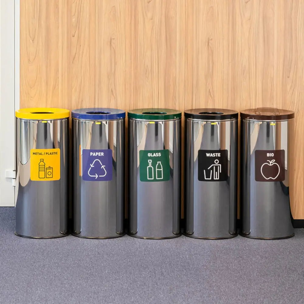 Fem søppelbøtter i stål, frontvisning med fargede lokk og etiketter for sortering av ulike avfallstyper.