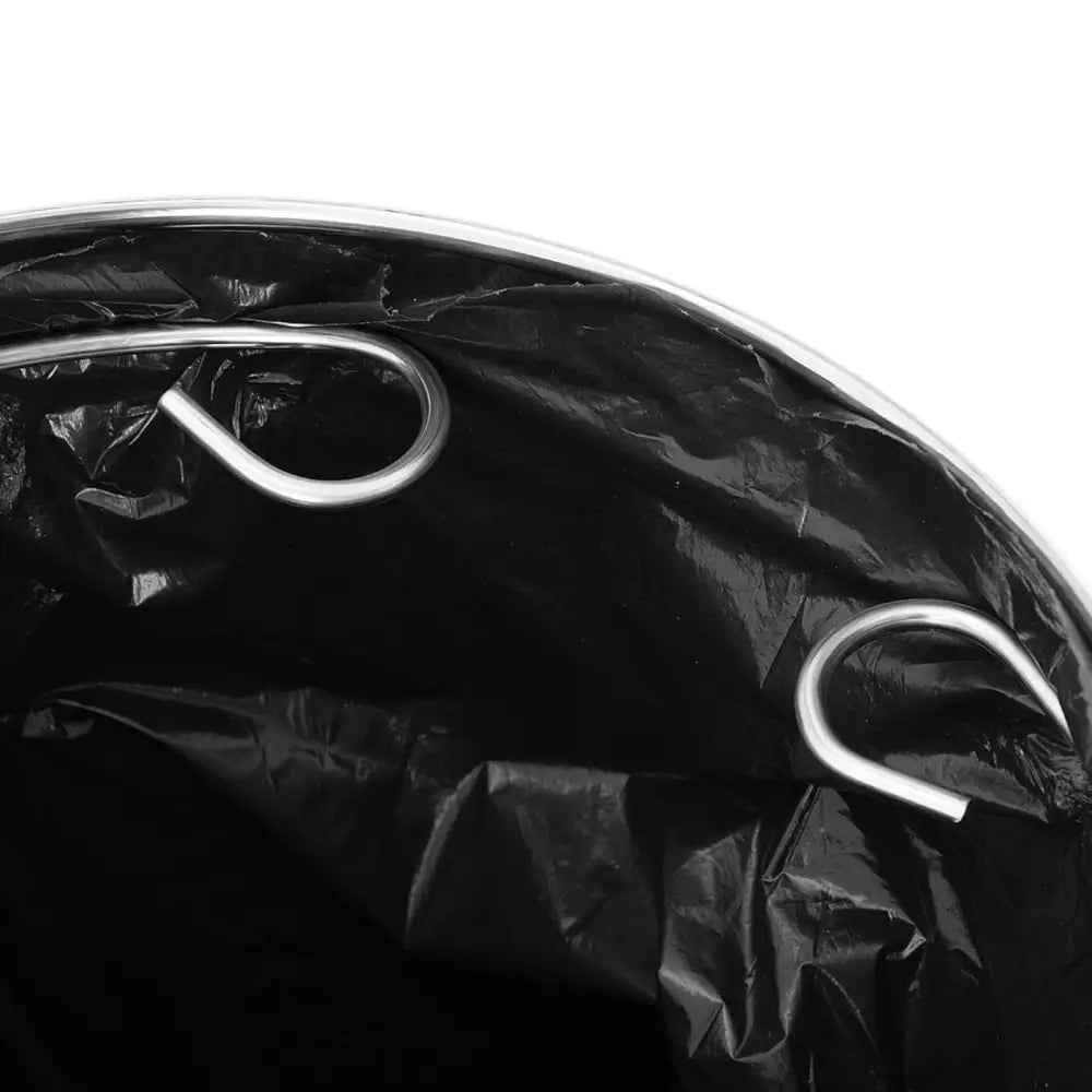 Søppelbøtte til avfallsseparasjon 45 l bio, nærbilde av sort pose festet med metallkroker i sølvkant.