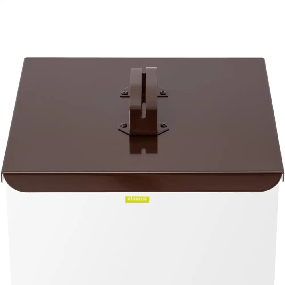 Søppelsorteringsbeholder 60 l bio, nærbilde av brunt lokk med metallfeste, synlige skruer og gul logo.