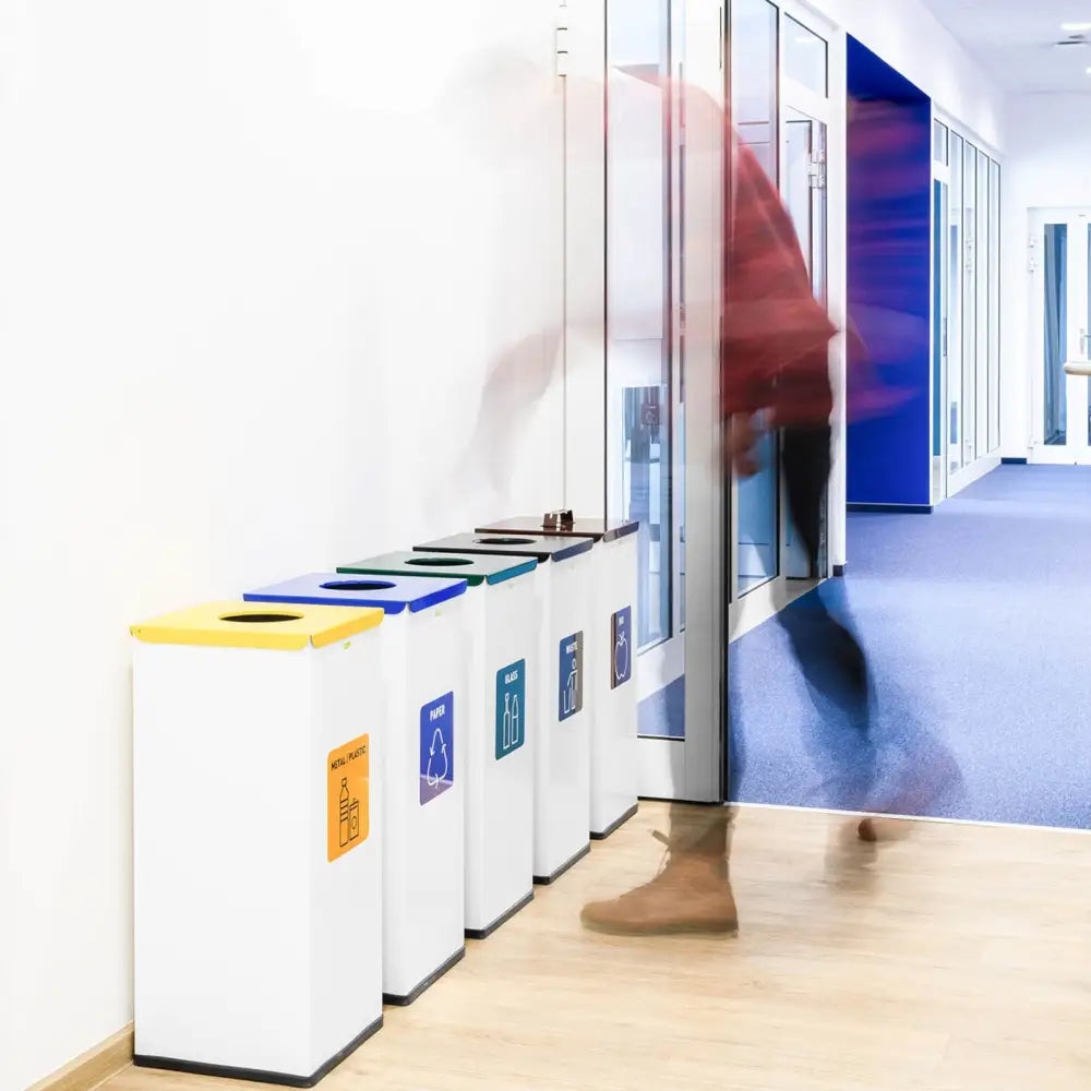Søppelsorteringsbeholder 60 l bio, fem beholdere med fargede lokk side om side i lyst kontormiljø.