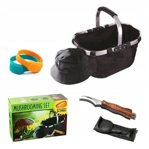 Soppplukkersett med sammenleggbar svart kurv, bøttehatt, armbånd, soppkniv og eske sett fra skrå vinkel.