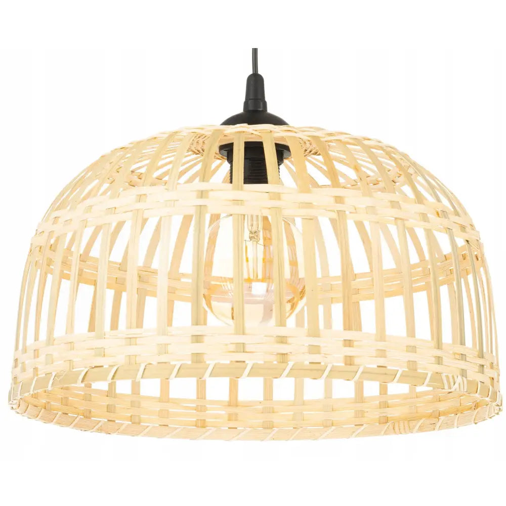Sort Boho bambus hengelampe med flettet skjerm, svart ledning og synlig lyspære gjennom naturmaterialet.