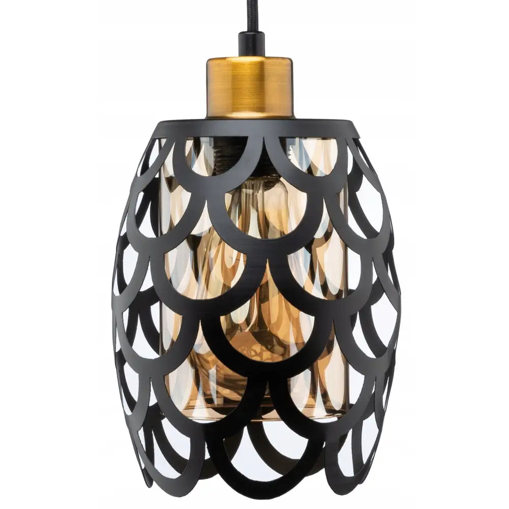 Sort metallisk Tiffany-lampe med skjellmønstret skjerm og gullfarget glasskuppel, frontvisning.