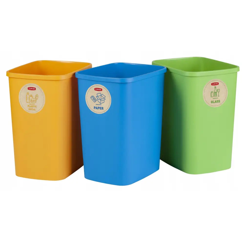Sorteringsavfallskurver Curver, tre fargerike beholdere for plast, papir og glass i plastmateriale.