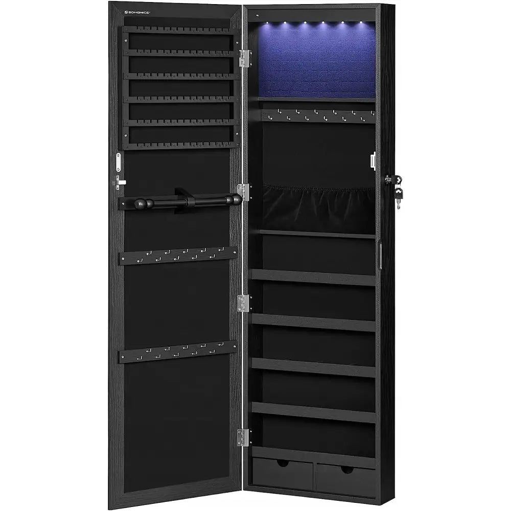 Speil smykkeskap veggmontert i sort, frontvisning med åpen dør, LED-lys og innvendig oppbevaring.