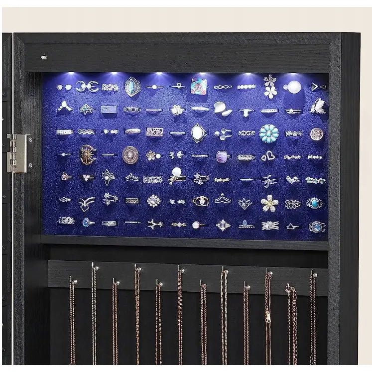Speil smykkeskap veggmontert, åpent skap med blå velur bakgrunn, LED-lys og organiserte smykker.