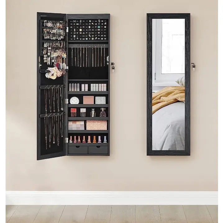 Speil smykkeskap veggmontert, ett skap med åpen dør som viser smykke- og sminkeoppbevaring, ett lukket med speil.