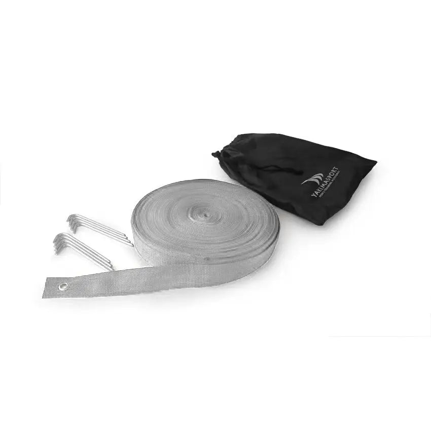 Spilleflate linjer 48 m, grått nett rullet sammen med fire metallplugger og svart oppbevaringspose på hvit bakgrunn.