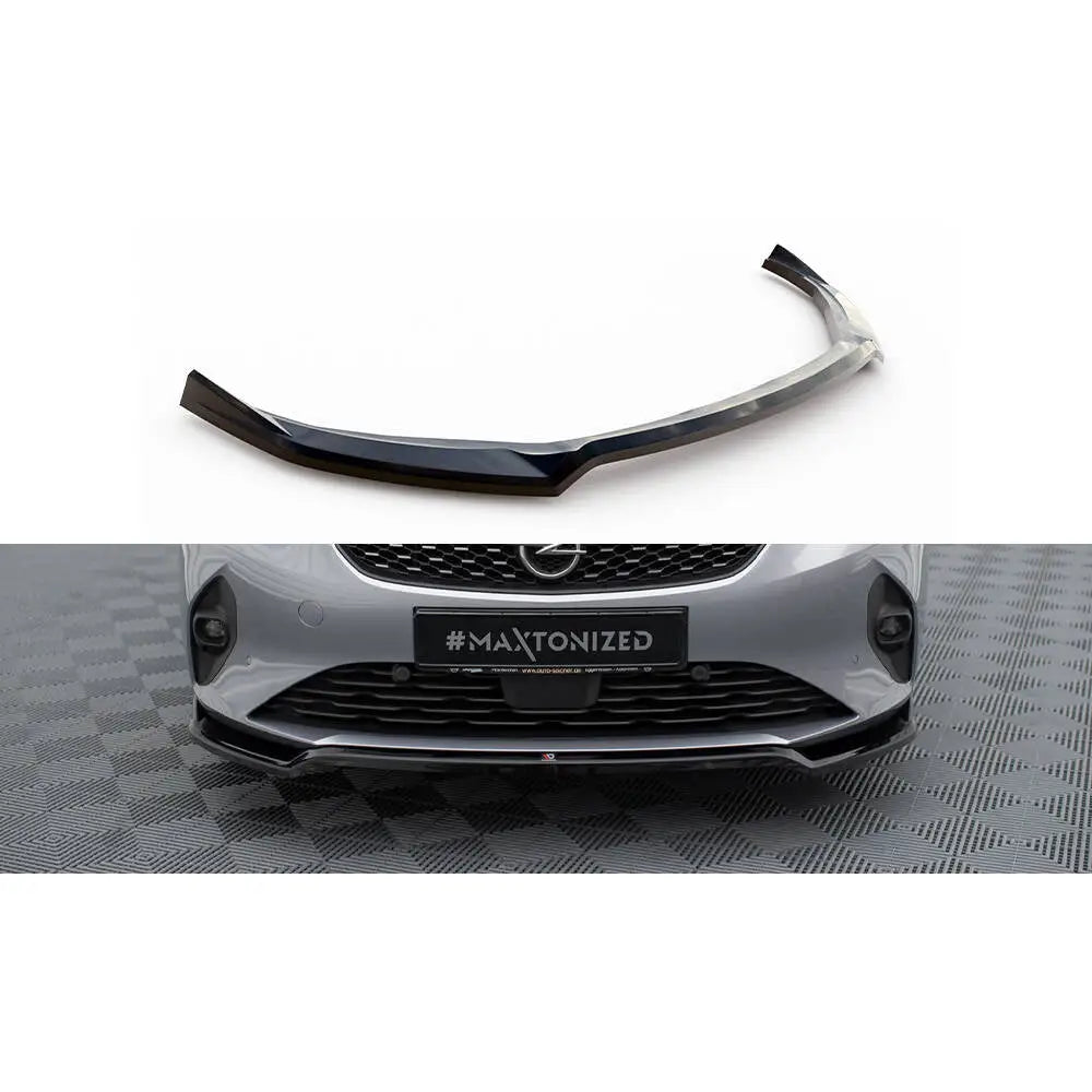 Frontspoiler V2 til Opel Corsa F, sort plast, vist separat og montert på bilens front.