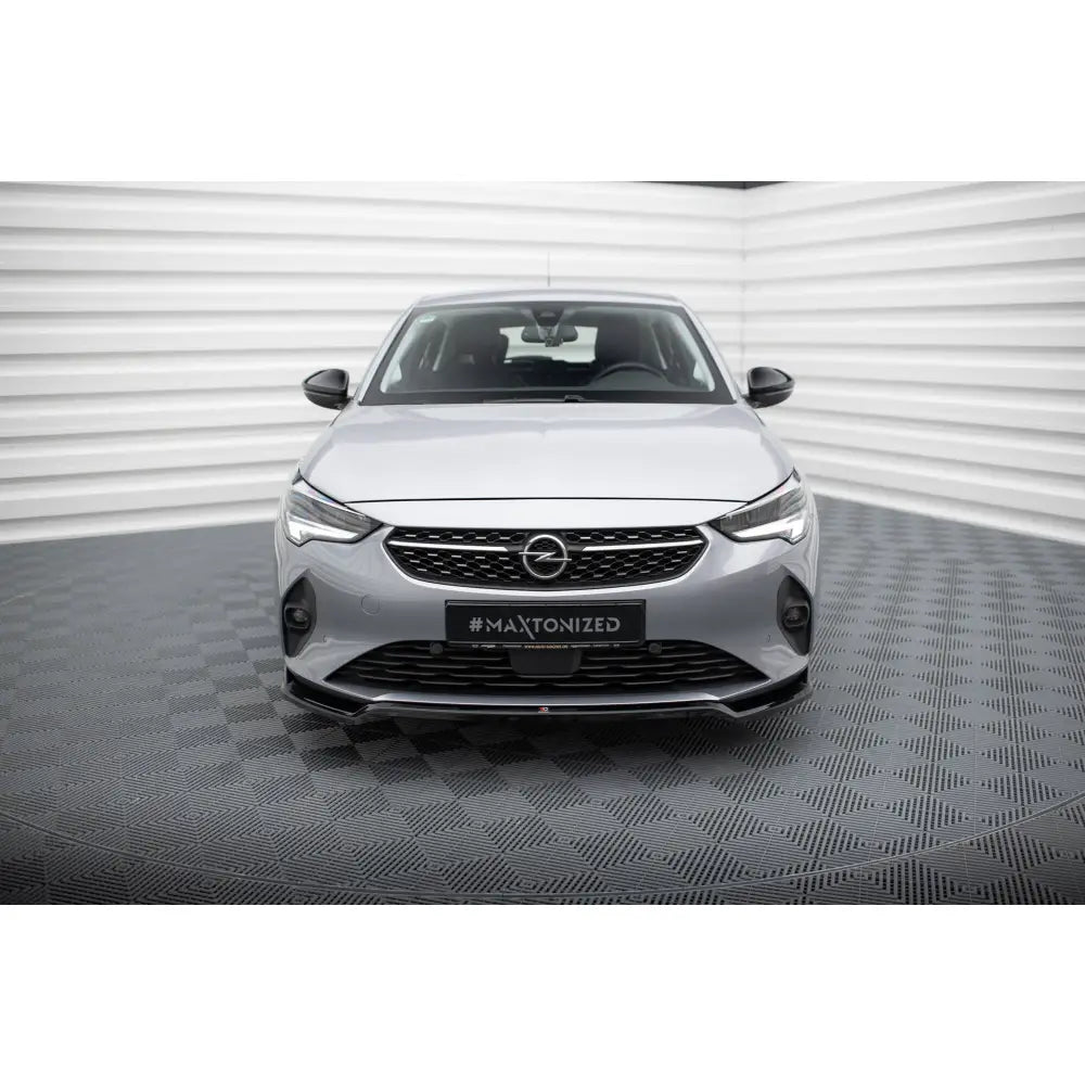 Frontleppe på Opel Corsa F Mk6, sølvfarget bil sett forfra med sort grill og kantede frontlykter.