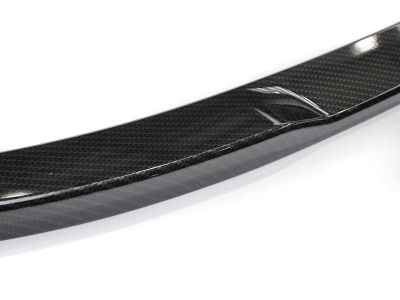 Trunk spoiler karbon-look BMW F44 Gran Coupe detaljbilde av passform på baklokk