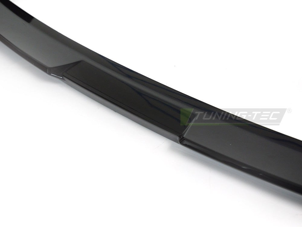 BMW 5-Serie G60 med Perform Style baklokkspoiler i blank sort finish sidevinkel