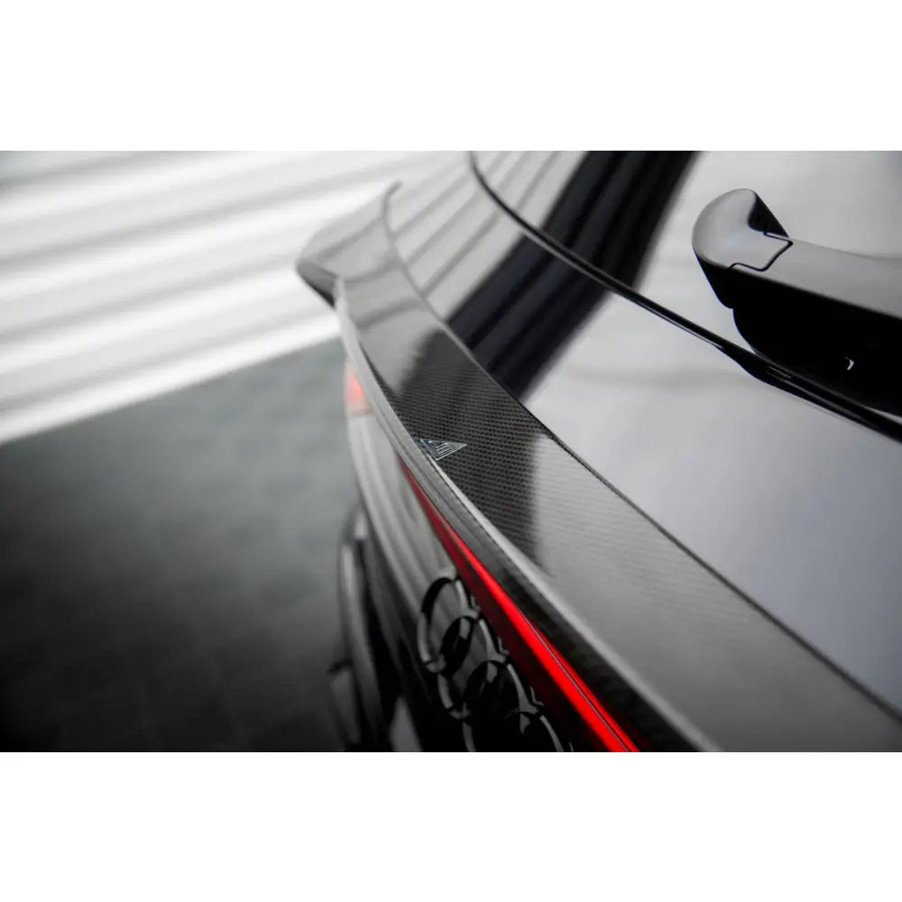 Detaljbilde av bakspoiler i karbonfiber til Audi RSQ8 Mk1