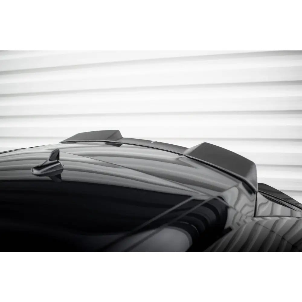 Detaljbilde av karbonfiber-finish på Audi RSQ8 spoiler