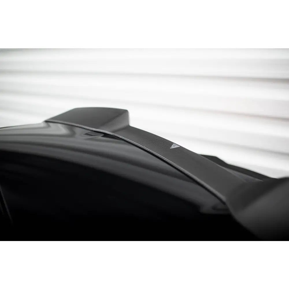 Audi RSQ8 Mk1 karbon spoiler V.2 vist i nærbilde av kant