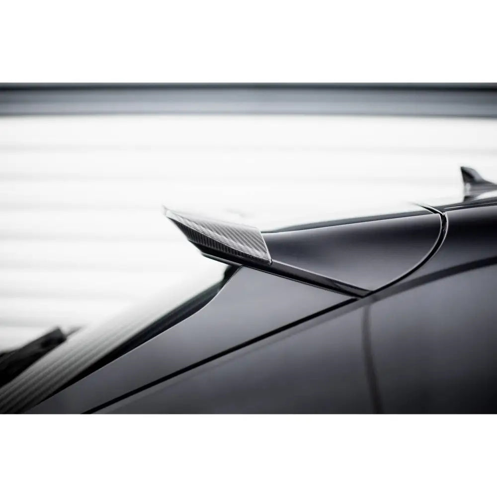 Helhetsbilde av Audi RSQ8 med karbon spoiler bakfra i vinkel