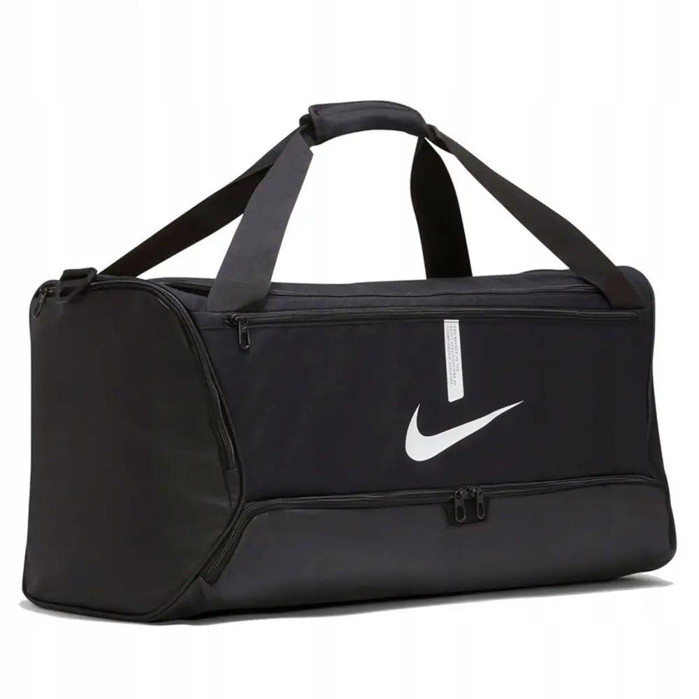 Sportsbag fra Nike i svart tekstil, skrå forfra med hvit logo, doble håndtak og flere glidelåslommer.