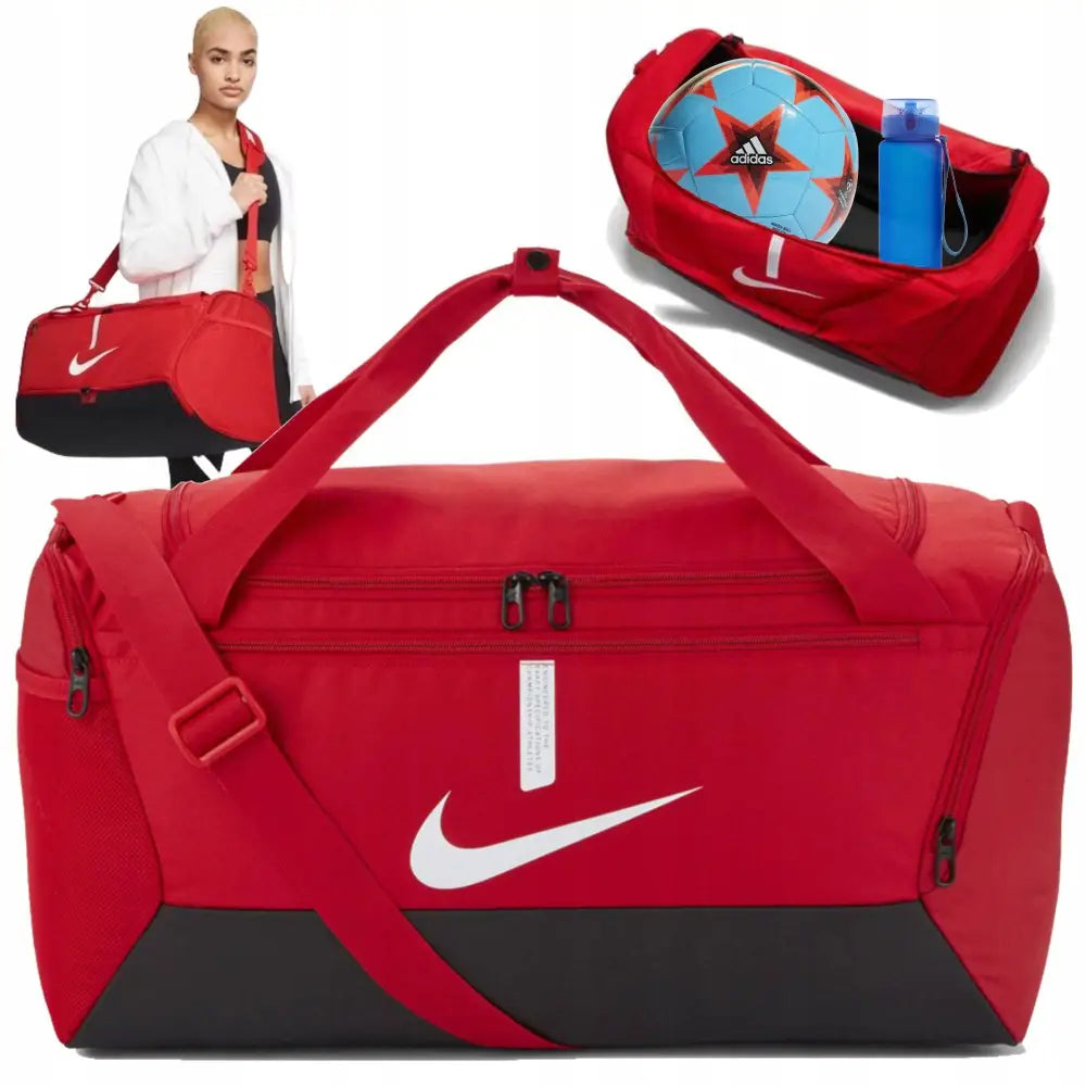 Sporty reiseveske fra Nike i rødt og svart, vist åpen med innhold og justerbar skulderstropp.
