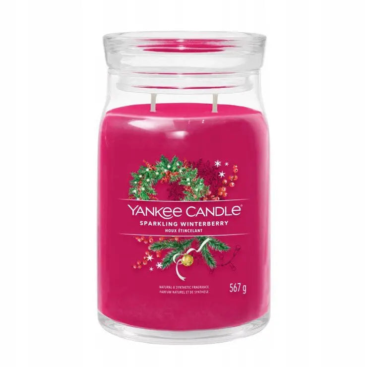 Sprudlende Vinterbær duftlys fra Yankee Candle, stor glasskrukke med rosa voks, to veker og juledekor.