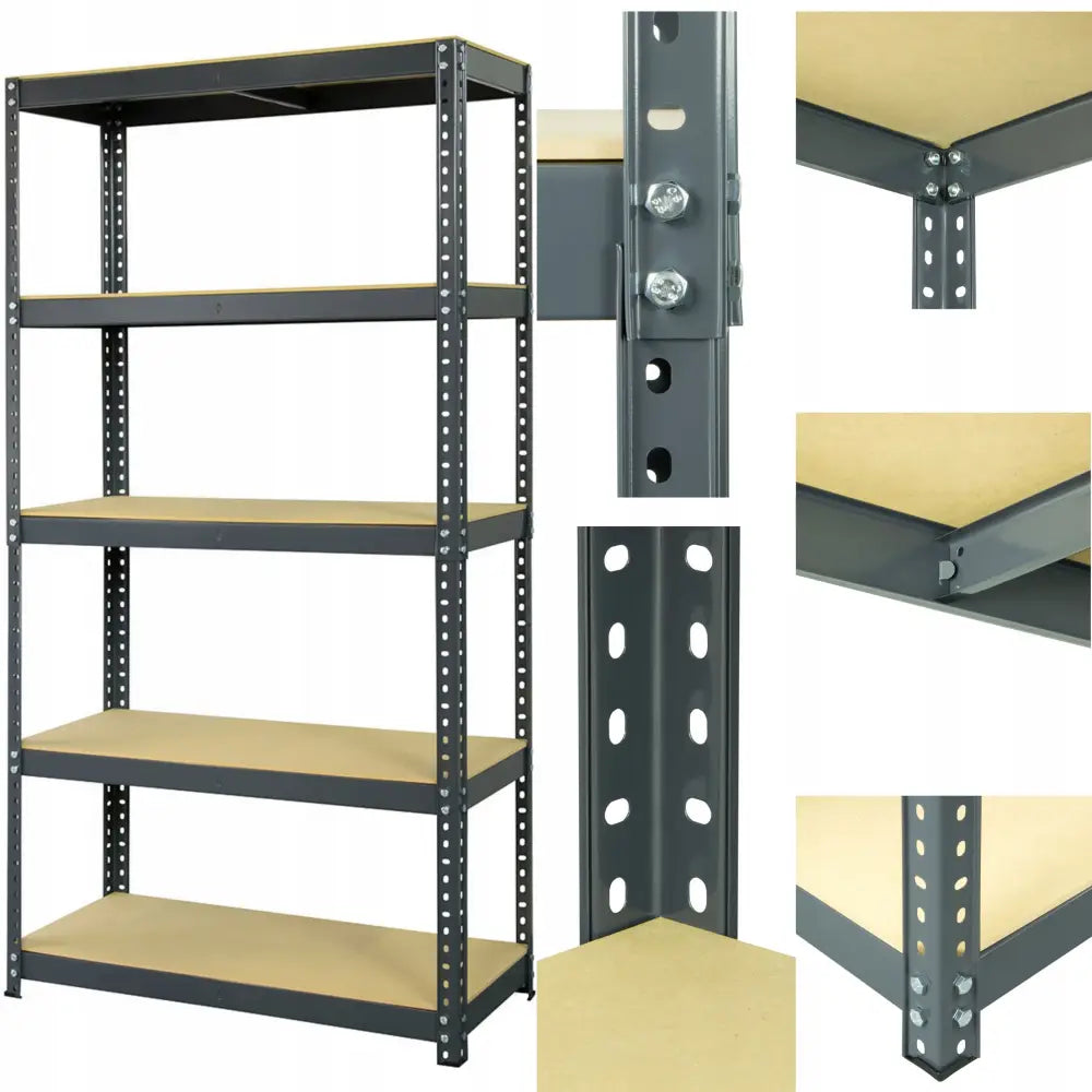 Stabil bolteløs lagerhylle i grå metall, fem trehyller, skråvinklet med detaljer av bolter og perforert stål.