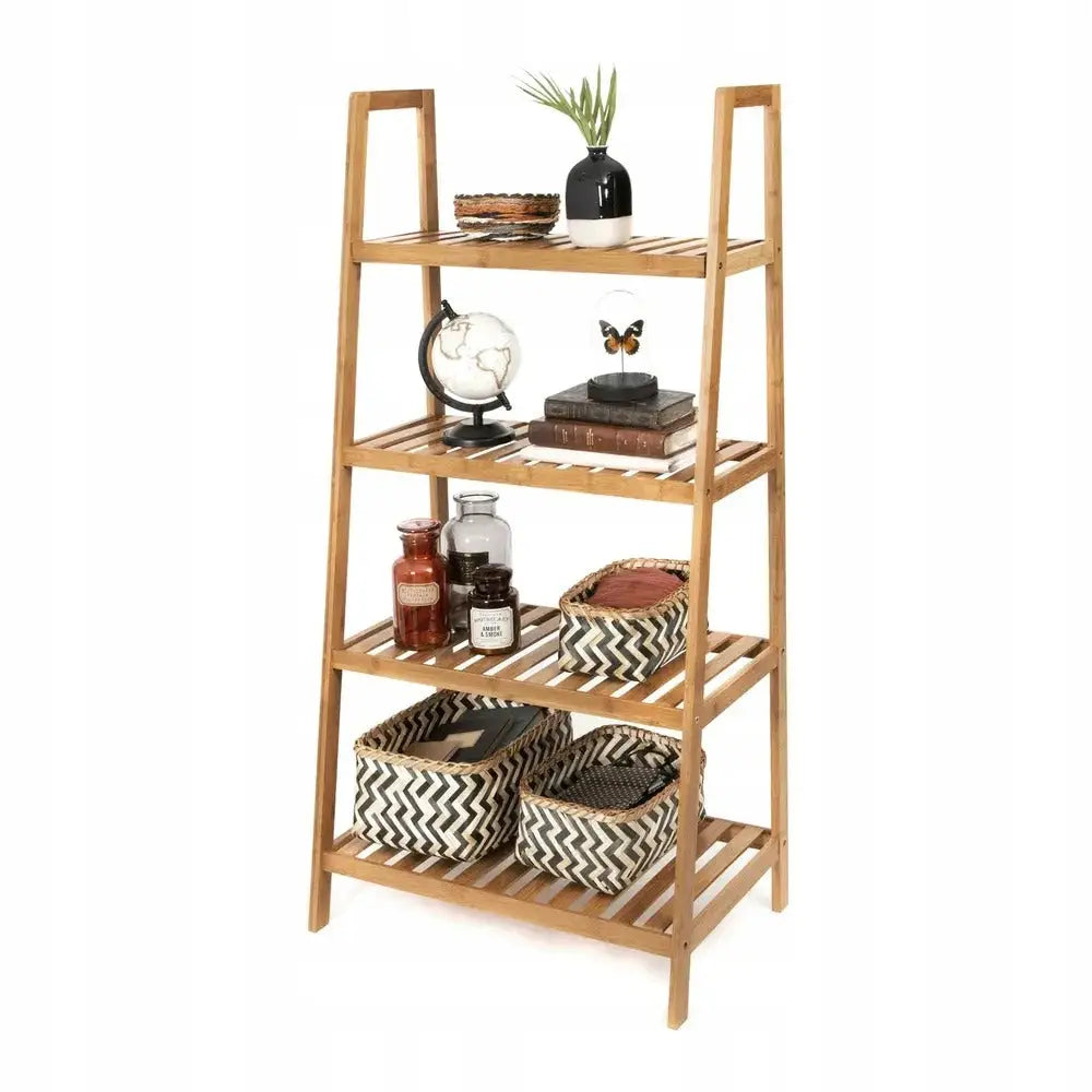 Stående blomsterhylle i bambus med fire åpne ribbehyller, dekorert med kurver og bøker, sett fra siden.