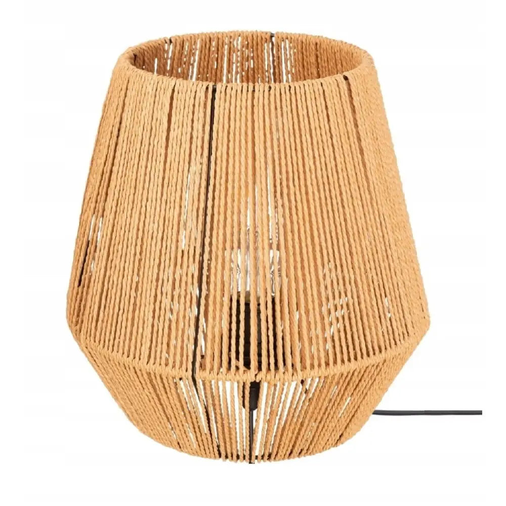 Stående flettet boho bordlampe i beige tau, frontvisning med synlig sort ledning nederst på lampen.